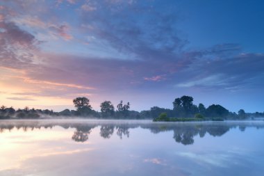 puslu gündoğumu Nehri üzerinde
