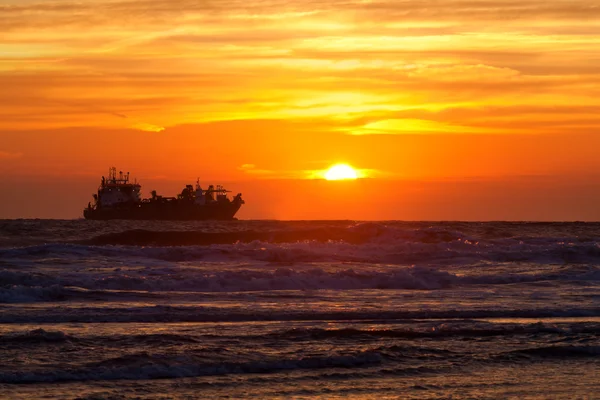 日没で北の海に船のシルエット — ストック写真