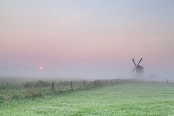 Mulino a vento e nebbia alba — Foto Stock