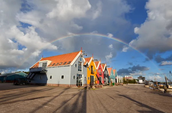 Grande arco-íris sobre edifícios coloridos em Zoutkamp — Fotografia de Stock