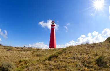 kırmızı fener kulesi ve güneş