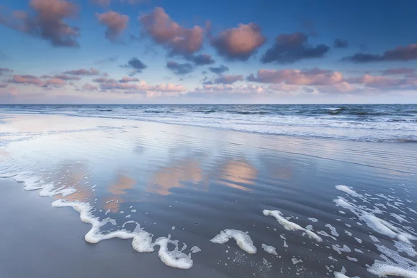 Восход солнца над волнами Северного моря — стоковое фото