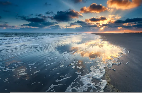 Amanecer sobre la costa del mar del Norte —  Fotos de Stock