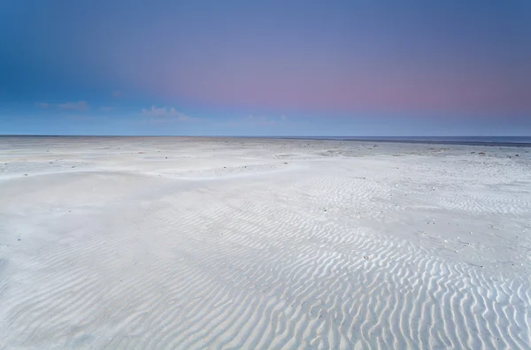 日の出で北の海の砂のビーチ — ストック写真