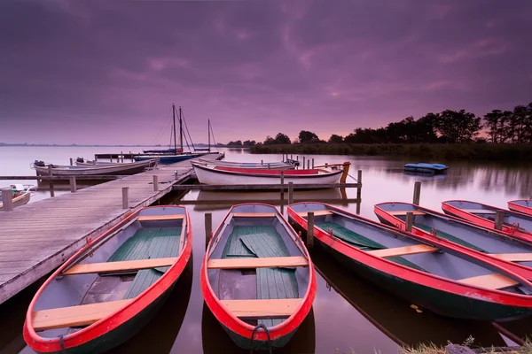 Lodě na jezero harbor při východu slunce — Stock fotografie