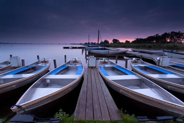 Amanecer sobre el puerto del lago —  Fotos de Stock