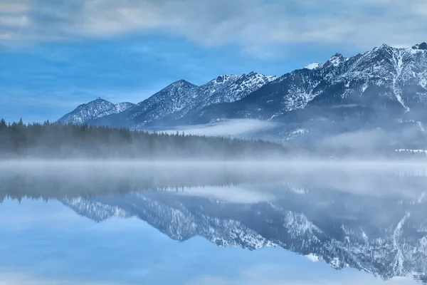 Karwendel 山反映在 Barmsee 湖 — 图库照片