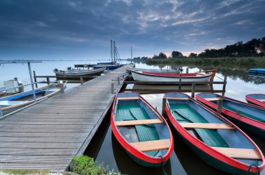 Göl Harbor kırmızı tekne