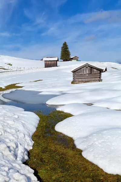 Rio, atropelamento e colinas de neve nos Alpes — Fotografia de Stock