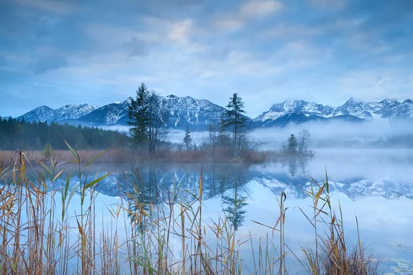 Alpii Karwendel reflectați în lacul Barmsee — Fotografie, imagine de stoc