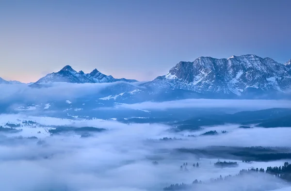 Montagne Karwendel nella nebbia mattutina — Foto Stock