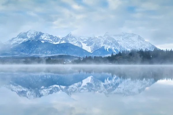 Cordillera de Karwendel reflejada en lago — Foto de Stock