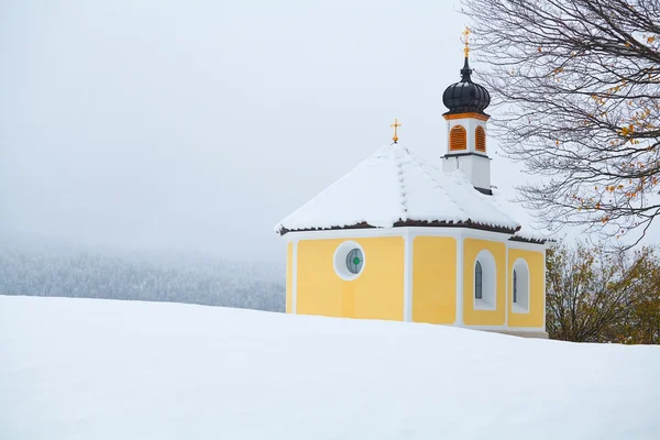 Pequena igreja nos Alpes durante o inverno — Fotografia de Stock