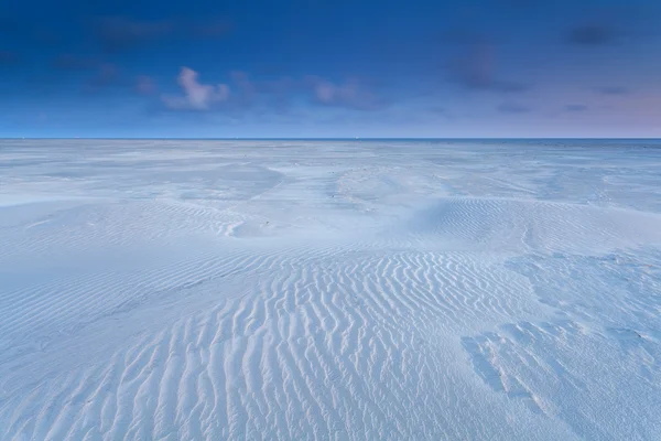 Modello di sabbia sulla spiaggia all'alba — Foto Stock