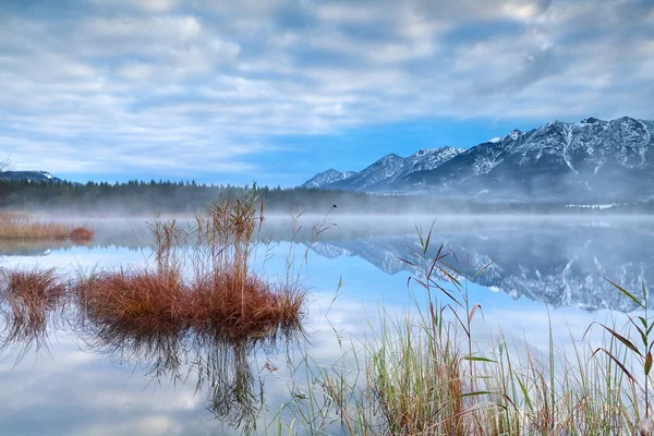 Lantul muntos Karwendel si lacul Barmsee — Fotografie, imagine de stoc