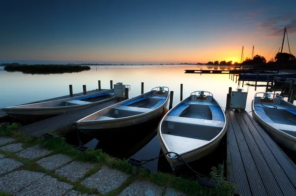 Wschód słońca na przystani nad jeziorem z łodzi — Zdjęcie stockowe