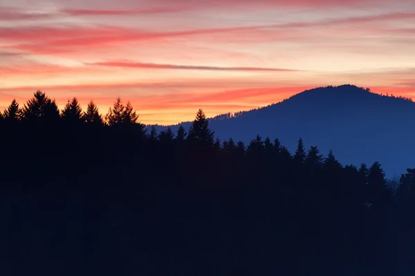 Fuego rojo atardecer sobre montañas — Foto de Stock