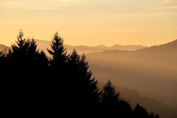 Prachtige zonsondergang over bergketen — Stockfoto