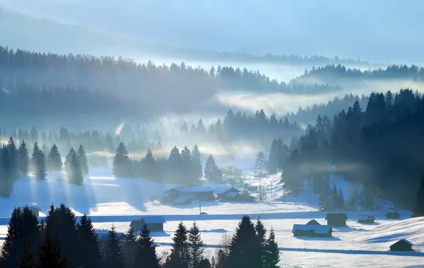 Sunbeams över vintern Alperna — Stockfoto