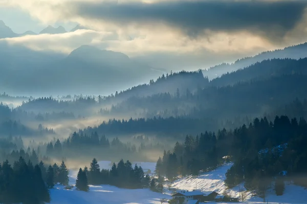 Nebliger Sonnenuntergang in den Alpen — Stockfoto