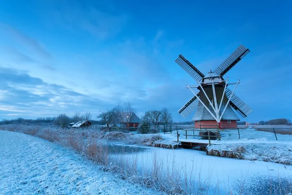 荷兰风车上雪在冬天的黄昏 — 图库照片