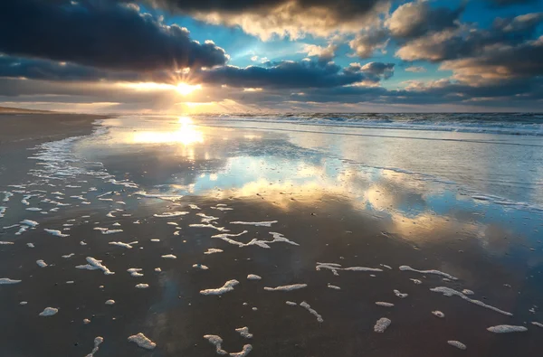 Goldener Sonnenuntergang über der Nordseeküste — Stockfoto