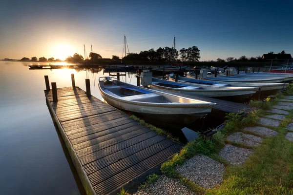 Boten op lake harbor bij zonsopgang — Stockfoto