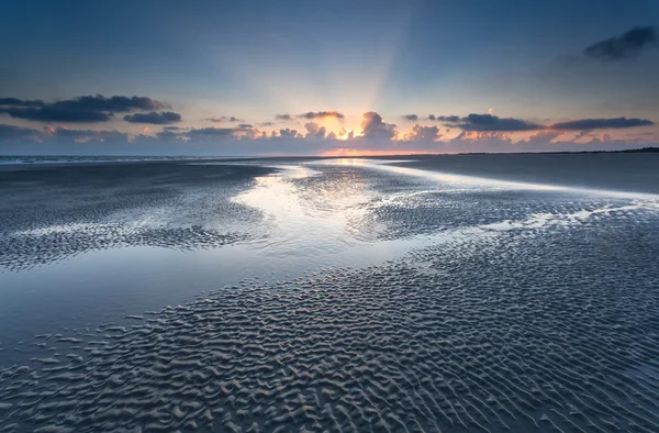 Východ slunce na pláži s pískem — Stock fotografie
