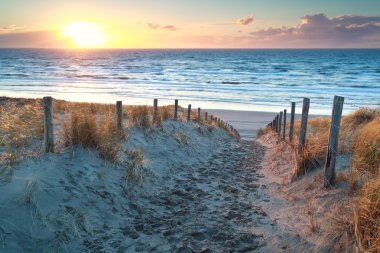 Kuzey Denizi beach yoldaki günbatımı