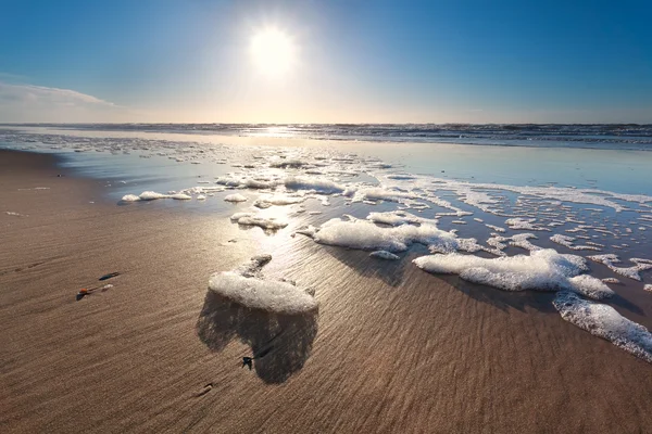 Sonnenschein über Nordseewellen am Strand — Stockfoto