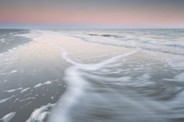 Kuzey Denizi dalgalar gündoğumu