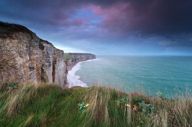 gündoğumu sahil kayalıkları üzerinde