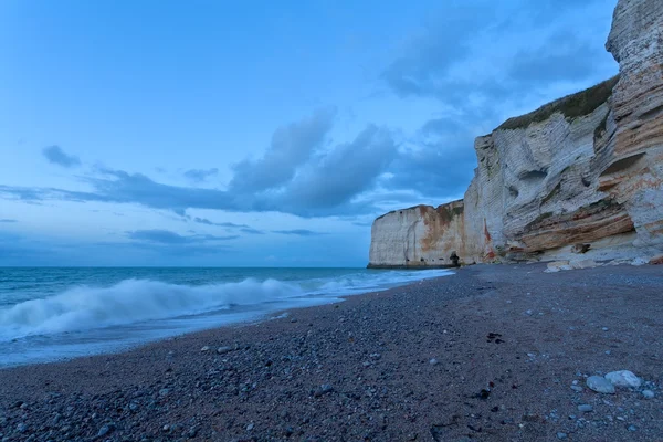 Cliff at coast in dusk — Stock Photo, Image