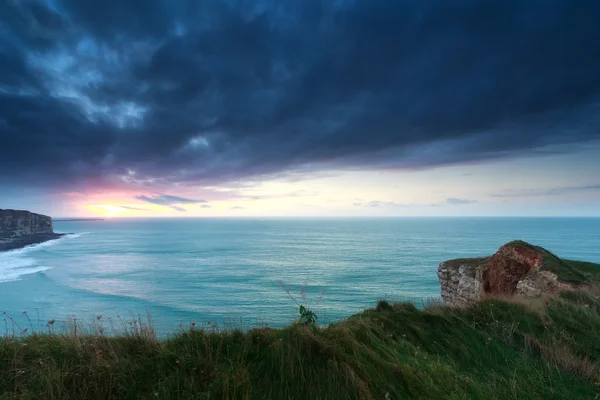 Costa rocosa al atardecer — Foto de Stock