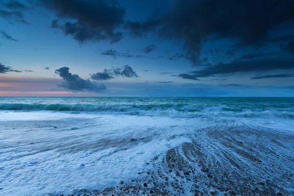 Olas del océano en el atardecer — Foto de Stock