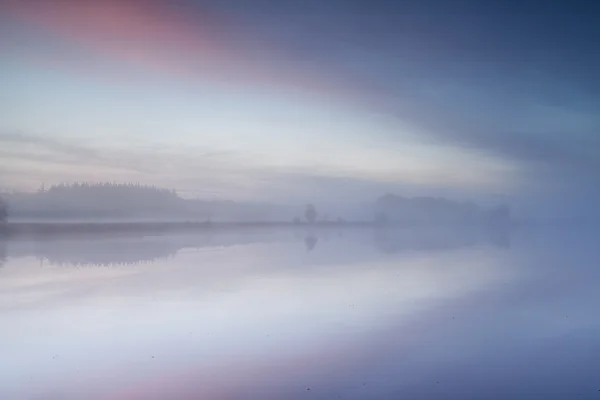 Lac sauvage au lever du soleil brumeux — Photo