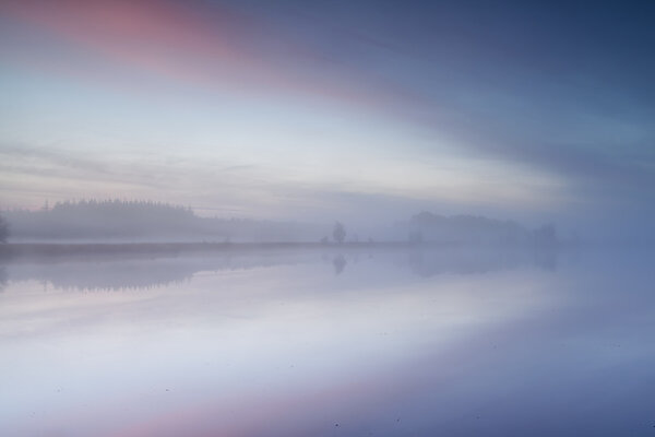 дикое озеро на рассвете
