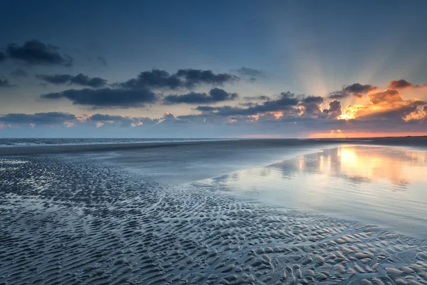 Východ slunce na pobřeží ostrova — Stock fotografie
