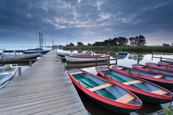 Lodě v přístavu v ranní — Stock fotografie