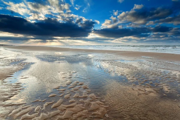 Sonne über dem Nordseestrand bei Ebbe — Stockfoto