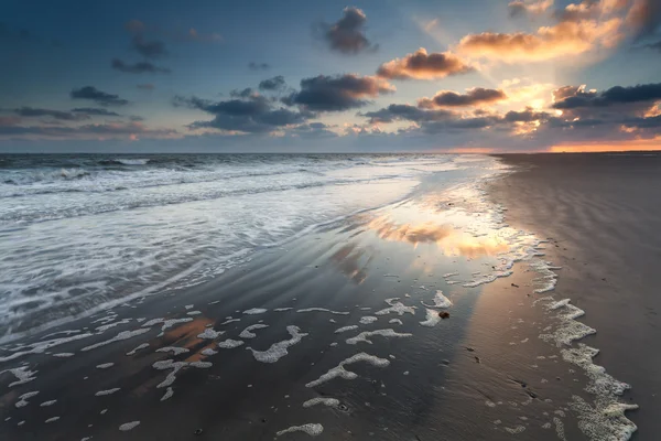 Драматический восход солнца над побережьем Северного моря Стоковое Изображение