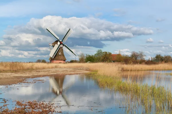 Holländische Windmühle am Fluss und blauer Himmel — Stockfoto