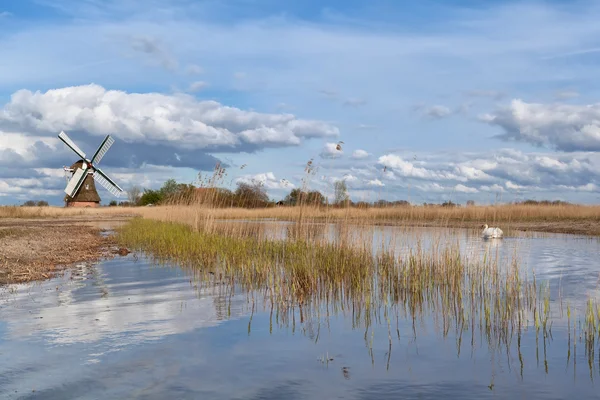 Molino de viento holandés sobre cielo azul —  Fotos de Stock