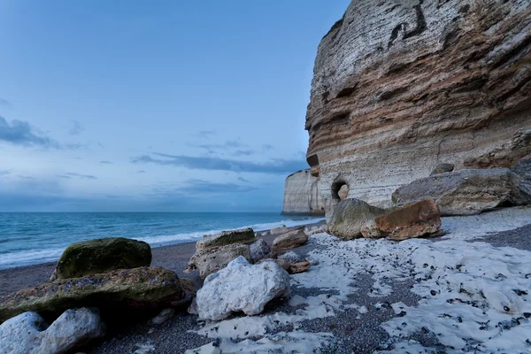 Roca en la costa del océano al atardecer — Foto de Stock