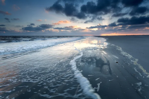 Amanecer en la playa del mar del norte — Foto de Stock