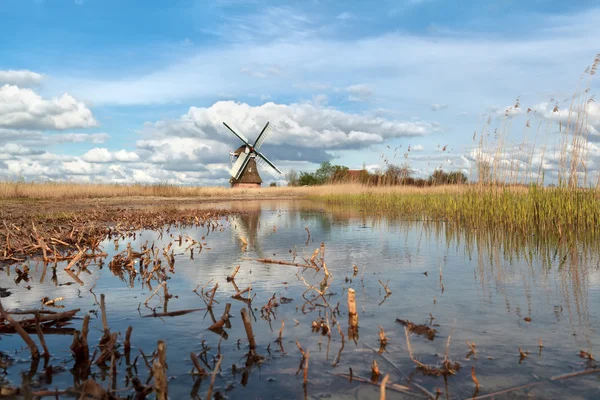 Molino de viento, cielo azul y río —  Fotos de Stock