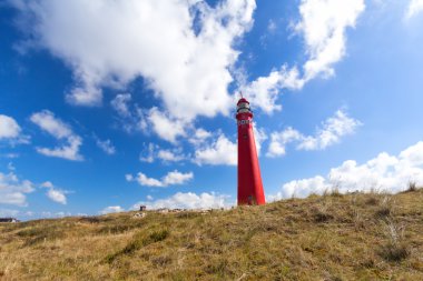 Mavi gökyüzü üzerinde kırmızı fener