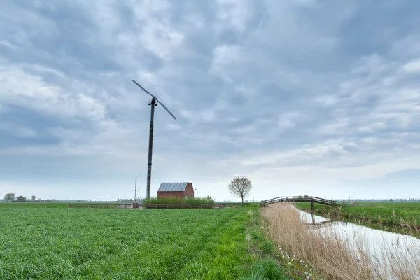 Mill turbinen på nederländska jordbruksmark — Stockfoto