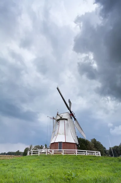 Beyaz yel değirmeni ve fırtınalı gökyüzü — Stok fotoğraf