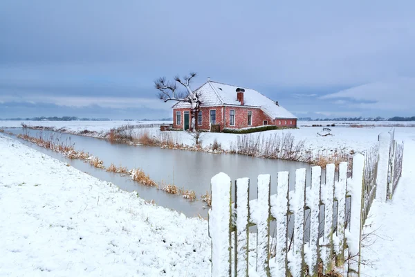 Holländska lantgård i snö vinter — Stockfoto